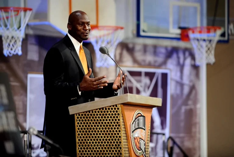 Tricoul purtat de Michael Jordan în finala din 1998 s-a vândut la 12,26 milioane de dolari, record pentru baschet