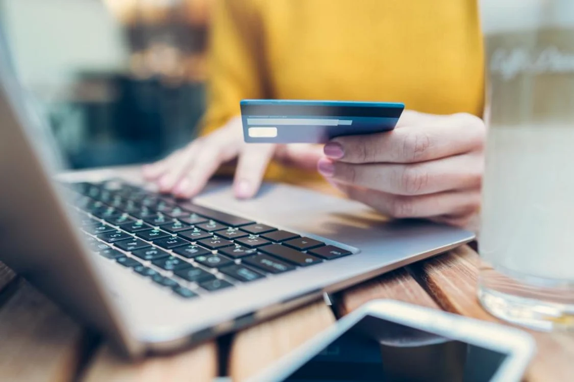 Comerțul global se transformă: serviciile și datele devin esențiale în producție și exporturi