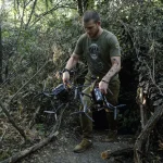 Ofensivă ucraineană discretă cu drone amenință încercuirea unor unități ruse lângă Liman