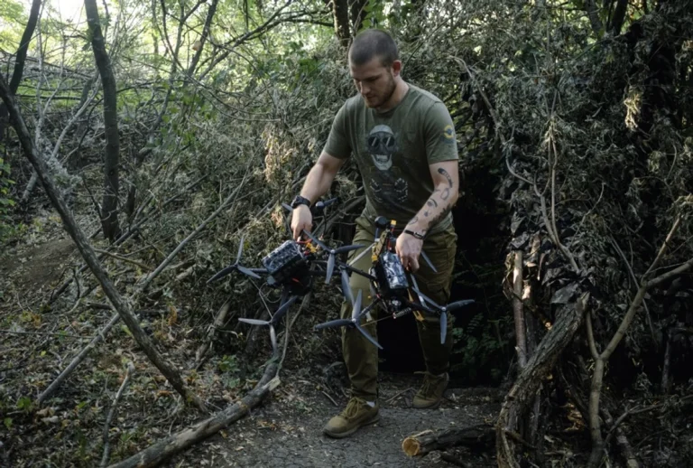 Ofensivă ucraineană discretă cu drone amenință încercuirea unor unități ruse lângă Liman