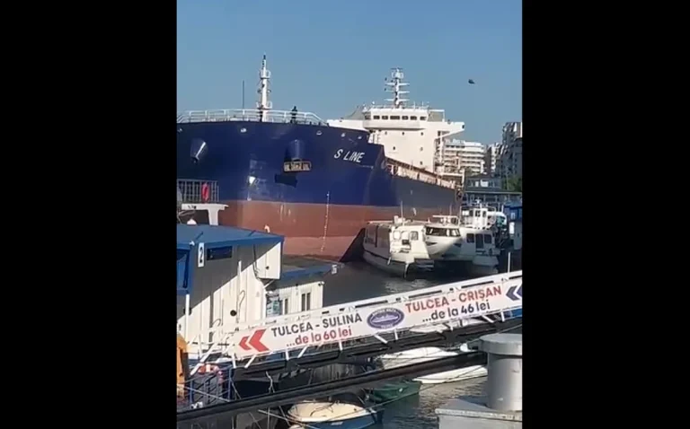 Incident naval la Tulcea: nava MV S Line sub pavilion Panama a avariat pontoane și șapte ambarcațiuni; două s-au scufundat