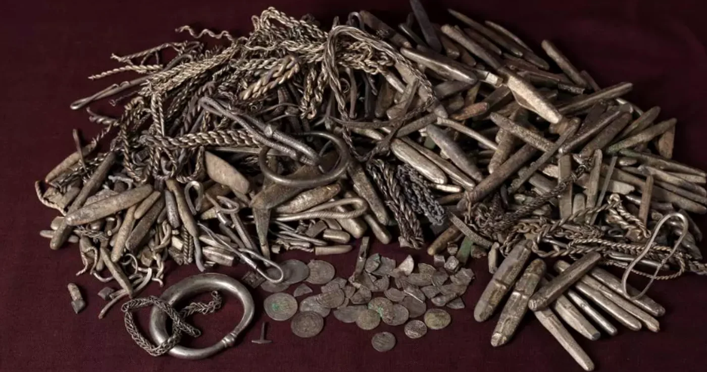 Tezaur viking de 18,5 kg de argint, descoperit în Danemarca: aproape 700 de piese vechi de circa 1.100 de ani