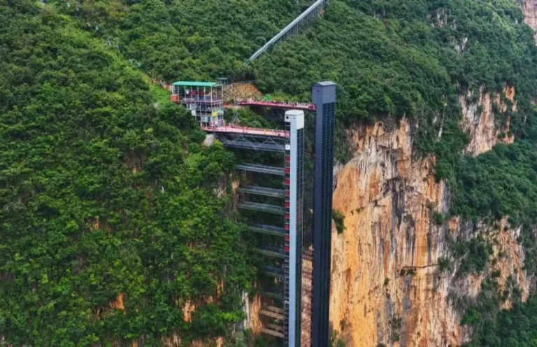China a instalat un lift de 288 m pentru a scurta drumul copiilor spre școală în canionul Nizhuhe