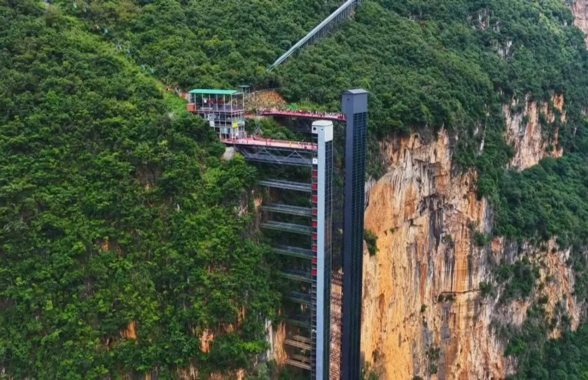 China a instalat un lift de 288 m pentru a scurta drumul copiilor spre școală în canionul Nizhuhe