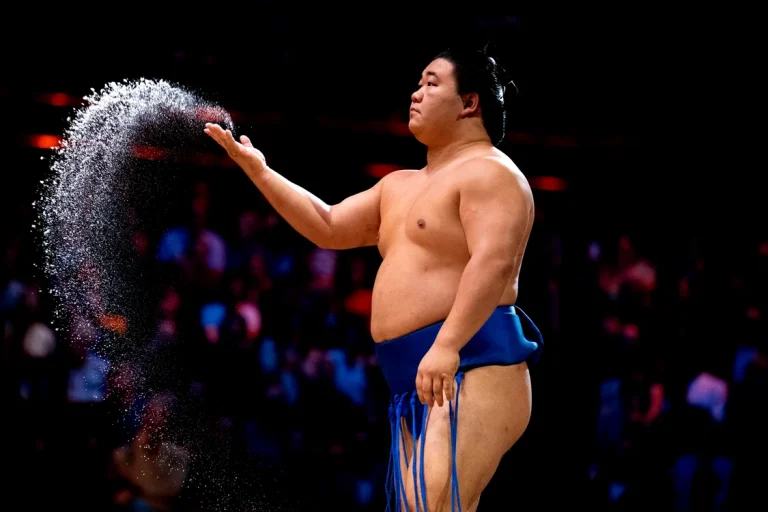 Are 123 kg și vrea să ajungă la 130: dieta extremă a luptătorului de sumo Seigo Fujinokawa
