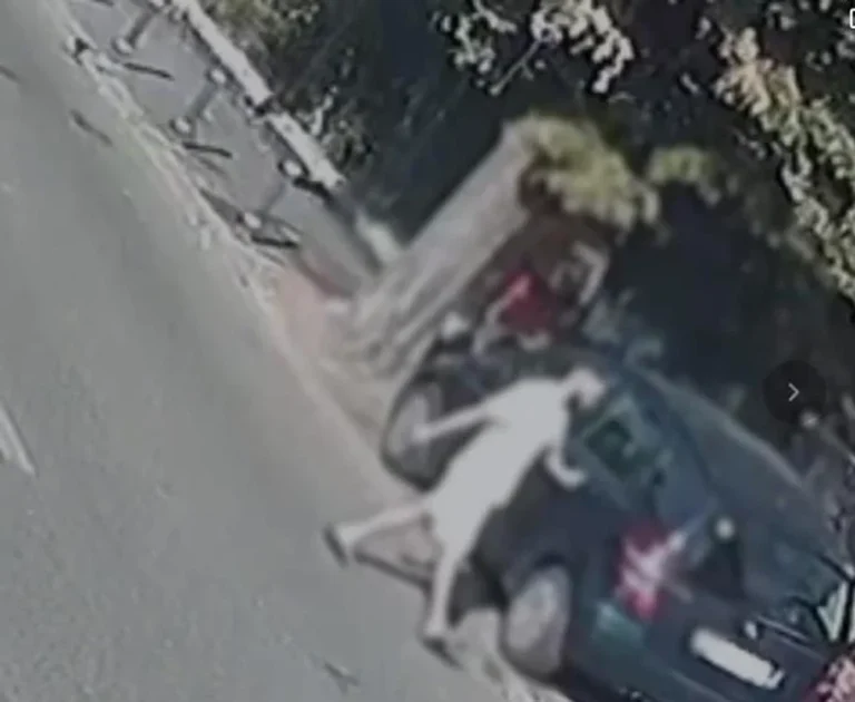 Fostul iubit, reținut după ce a amenințat cu moartea o tânără și mama acesteia și le-a tăiat anvelopele mașinii