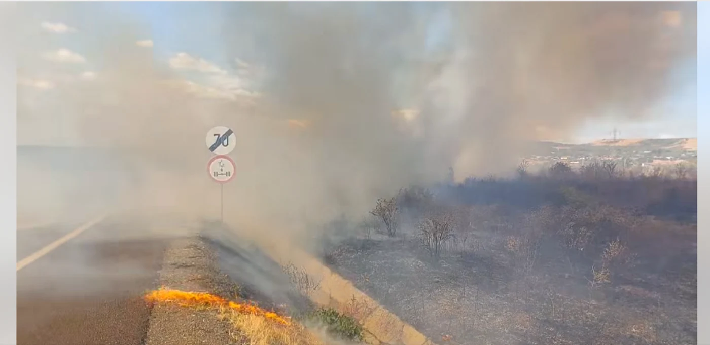 Trafic blocat pe centura Drobeta-Turnu Severin după un incendiu de vegetație; flăcările au afectat cabluri și internetul