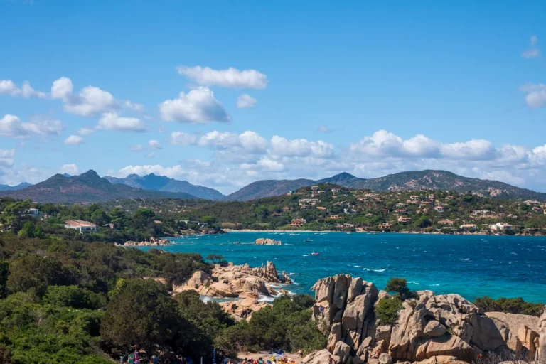 Sardinia: insula mediteraneană cu plaje turcoaz, peisaje ca-n cărțile poștale și gastronomie autentică