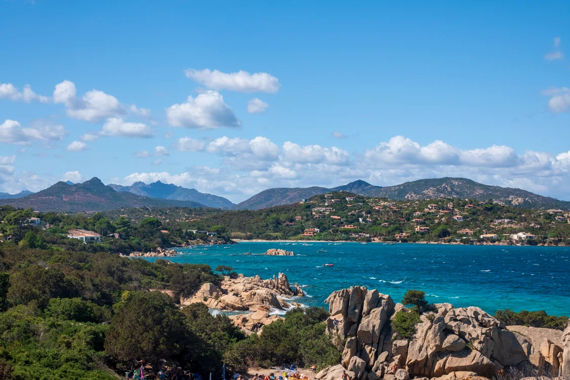 Sardinia: insula mediteraneană cu plaje turcoaz, peisaje ca-n cărțile poștale și gastronomie autentică