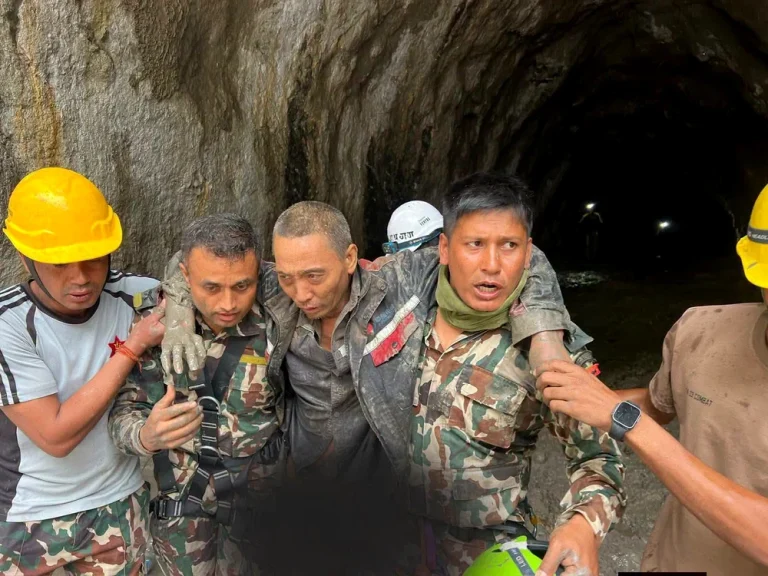 Al treilea muncitor scos viu din tunel după zece zile în Nepal, echipele continuă căutările