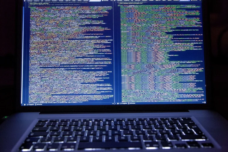 Atac cibernetic masiv în Berlin: milioane de fișiere ale administrației publicate pe dark web