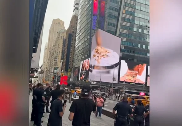 Atac în Times Square: o femeie a înjunghiat doi trecători; o victimă a murit, atacatoarea împușcată de poliție