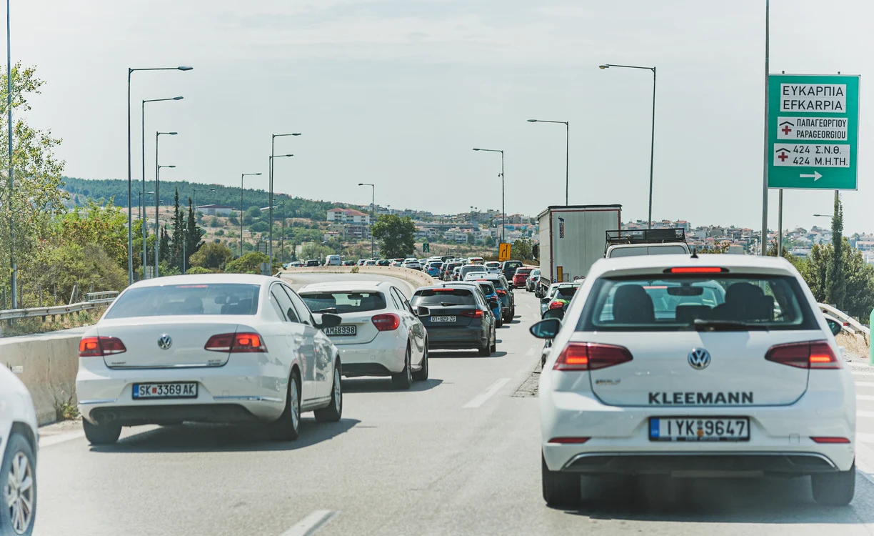 Un gest în trafic te poate lăsa fără permis în Grecia: amendă de 150 euro și suspendare de 40 de zile