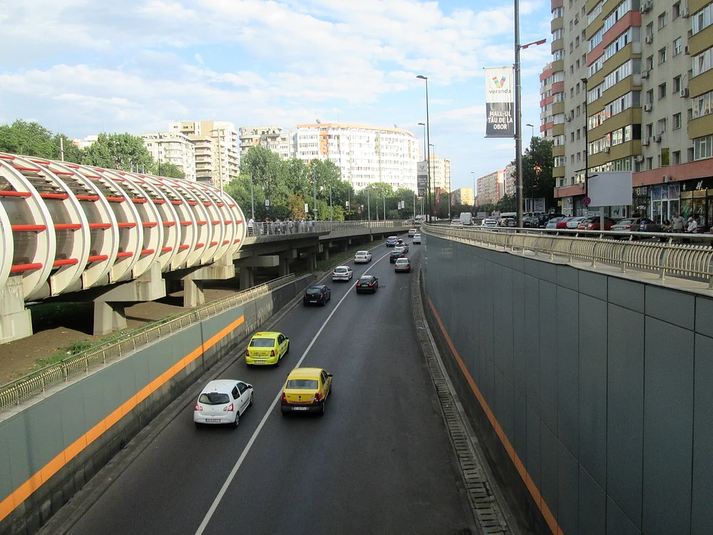 Un bărbat a murit după ce a căzut de pe pasajul Obor din Capitală