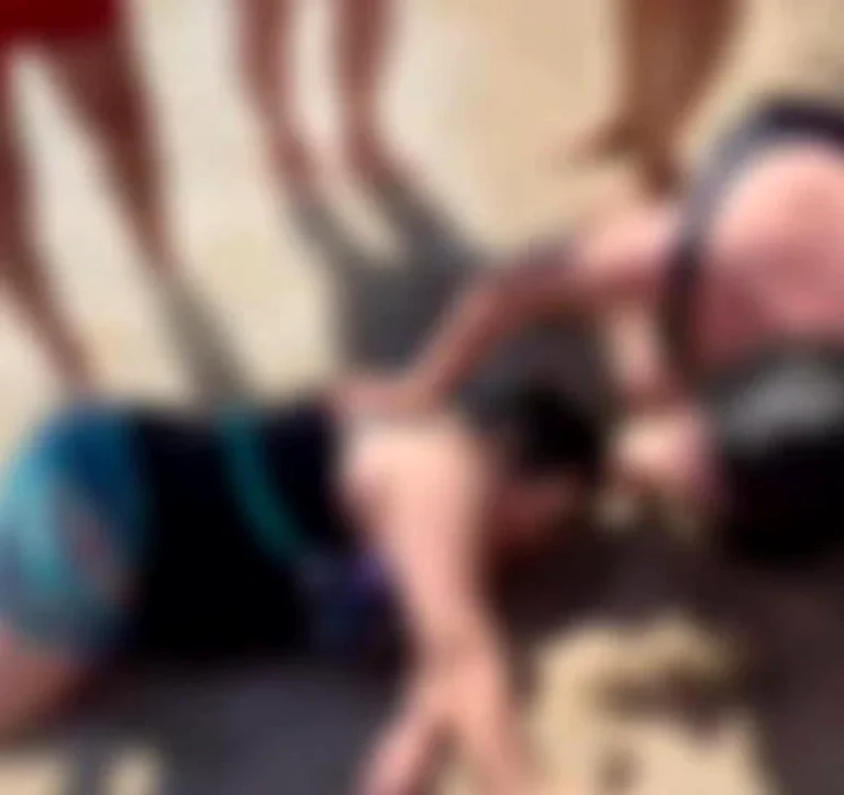 Doi turiști din Iași, salvați în ultimul moment de salvamari la Eforie Nord; femeia transportată la spital