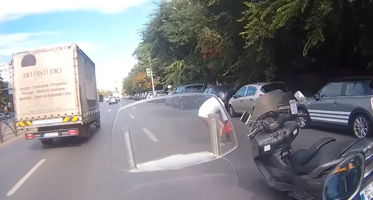 O fetiță de aproape 2 ani a ajuns singură pe Șoseaua Mihai Bravu; un motociclist a intervenit și a salvat-o
