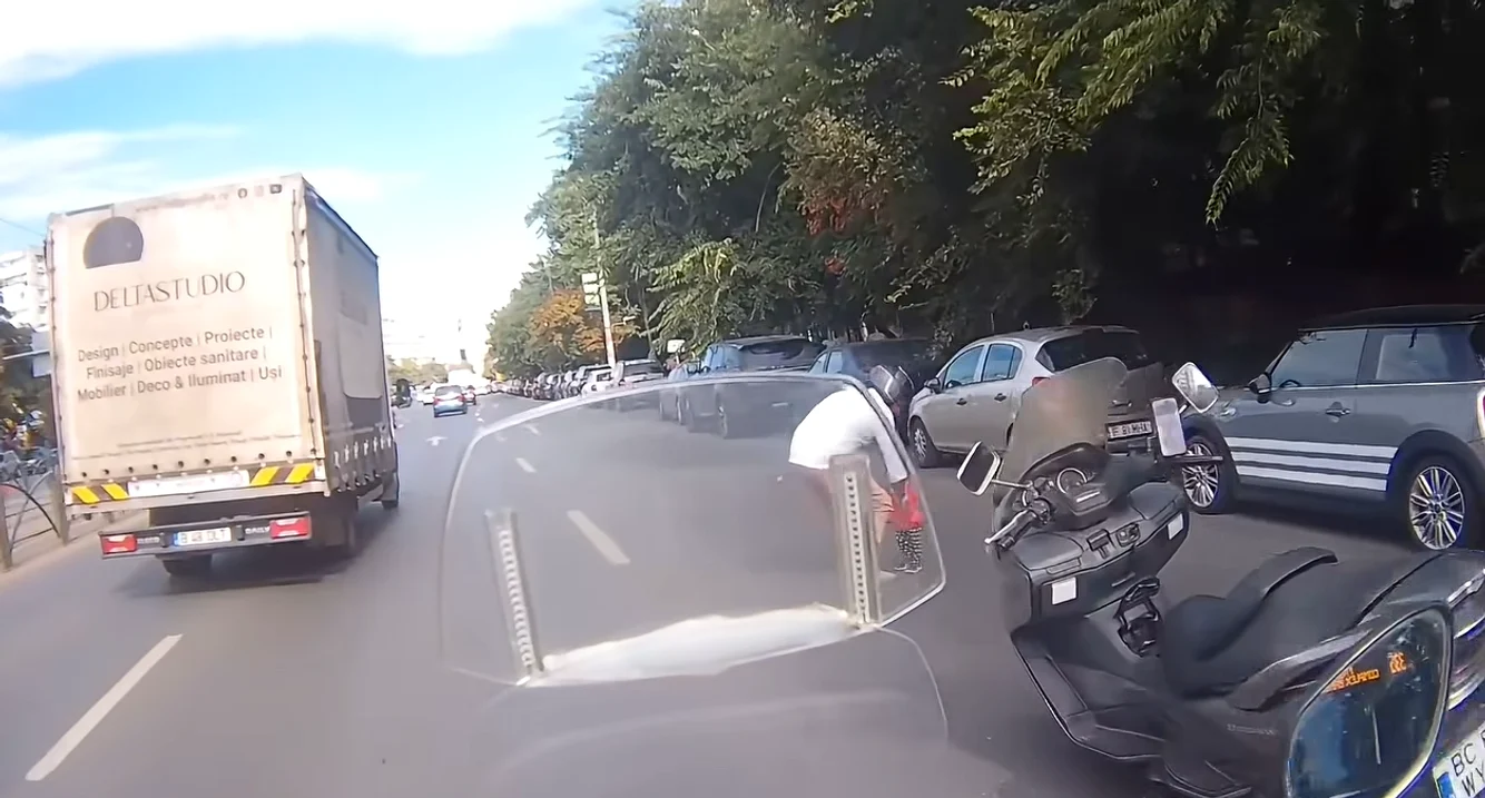 O fetiță de aproape 2 ani a ajuns singură pe Șoseaua Mihai Bravu; un motociclist a intervenit și a salvat-o