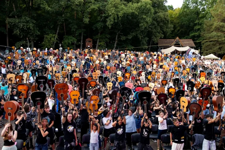 Record la Guitar Meeting Festival: peste 1.200 de chitariști au cântat simultan la Muzeul ASTRA din Sibiu