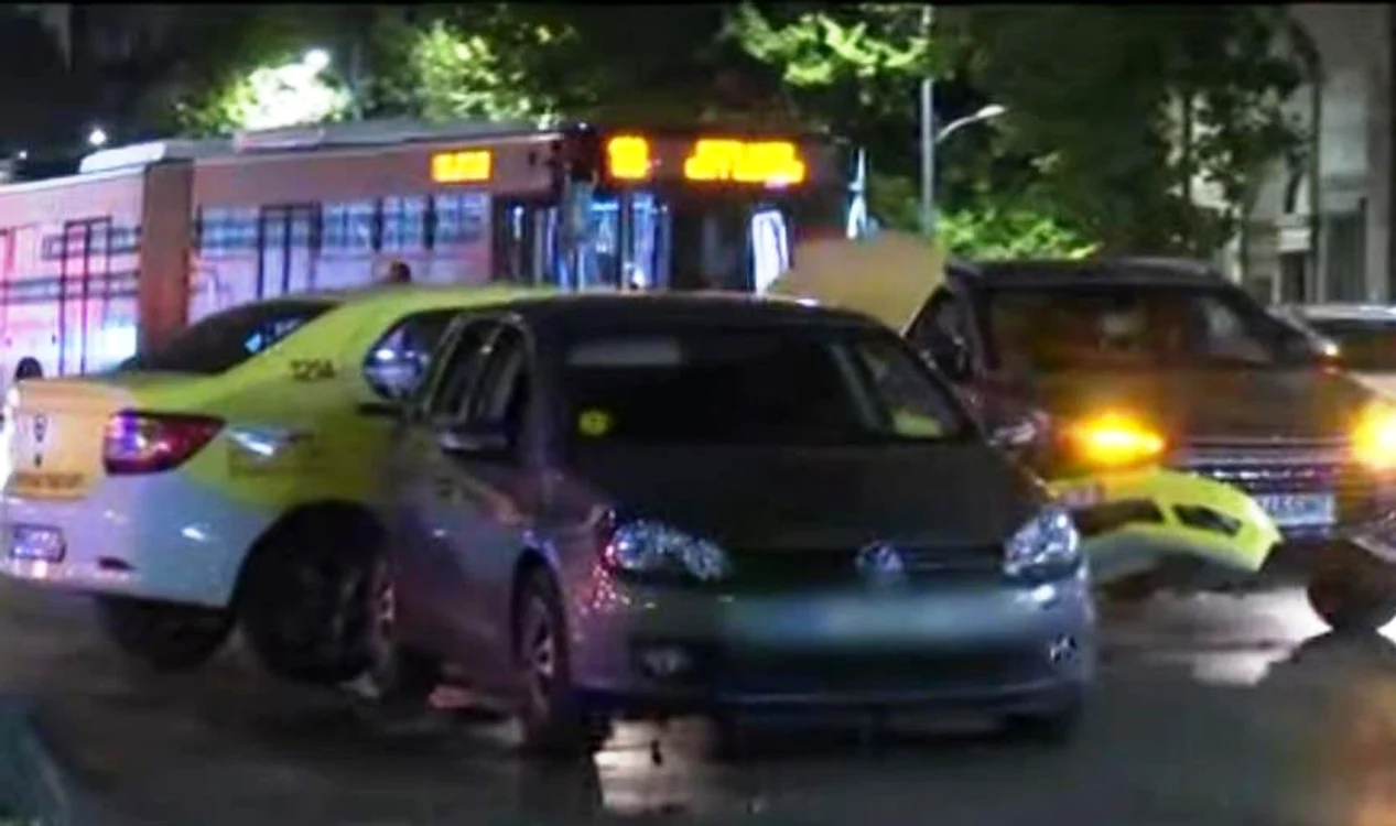 Carambol în centrul Bucureștiului: patru mașini implicate, taximetrist transportat la spital cu răni la cap