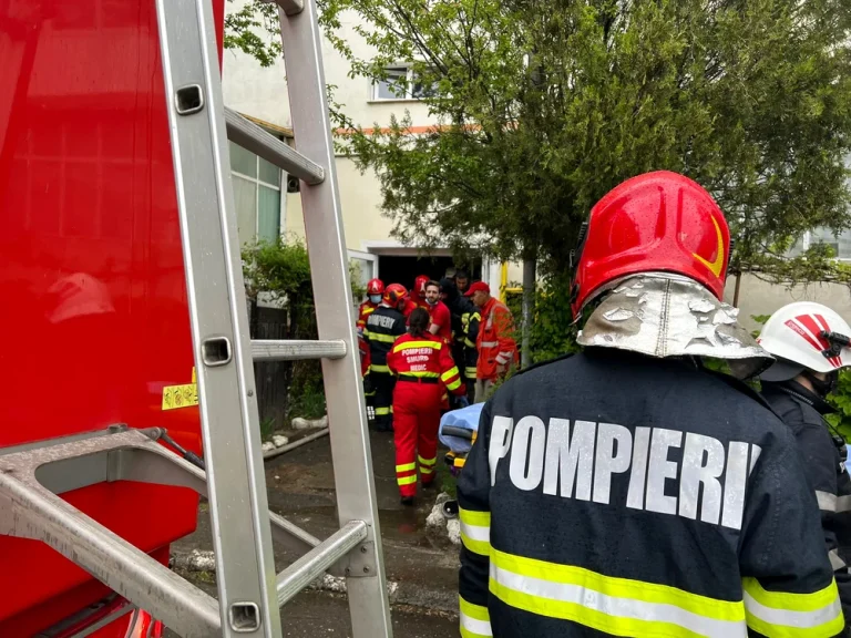Incendiu grav într-un bloc din Călan: o femeie de 89 de ani a decedat, 12 locatari evacuați