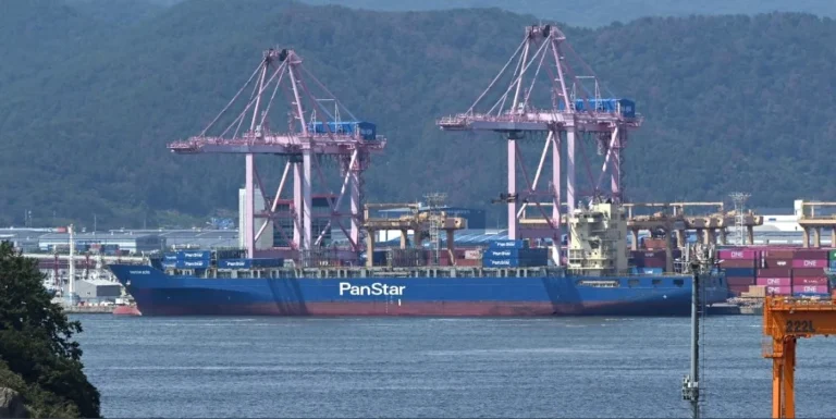 Topirea Arcticii creează o rută comercială între Asia și Europa și amplifică influența Rusiei