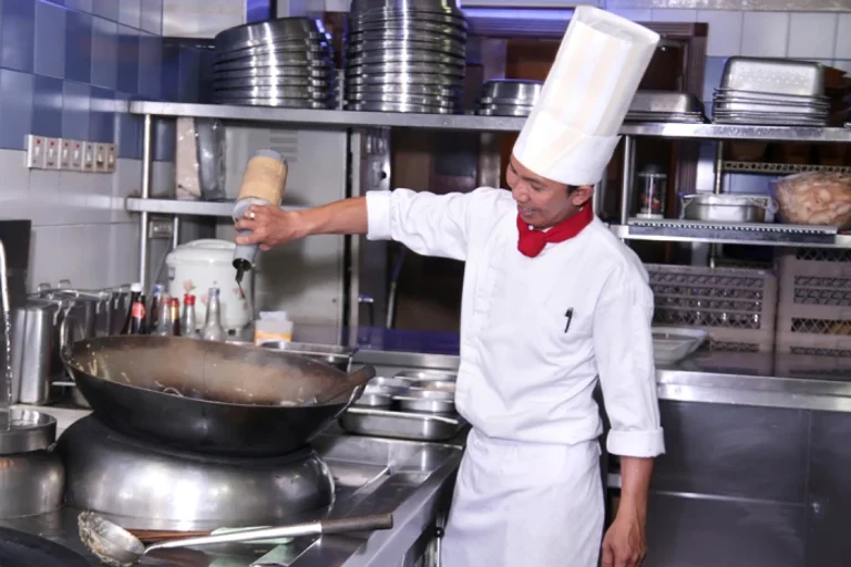 Declarația unui lider HoReCa despre muncitorii nepalezi reaprinde disputa privind salariile şi condițiile de muncă