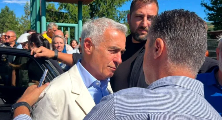 Un bărbat neînregistrat ca preot l-a întâmpinat pe Călin Georgescu la Mănăstirea Dobrovăț, afirmă surse
