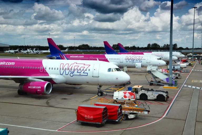 Wizz Air anunță concedieri în România: 172 de locuri desființate la bazele din București, Craiova, Cluj și Iași