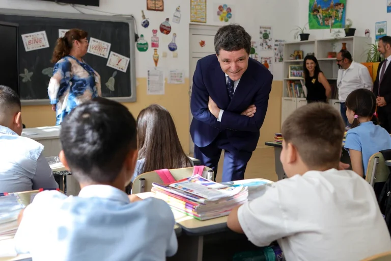 Nicușor Dan, în prima zi de școală: corectarea statutului profesorilor și valorizarea cunoașterii, esențiale pentru viitor