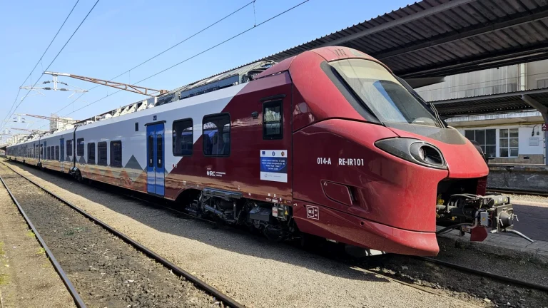 Elevii călătoresc gratuit cu trenul și în anul școlar 2026–2027. Ce documente sunt necesare pentru bilete și abonamente