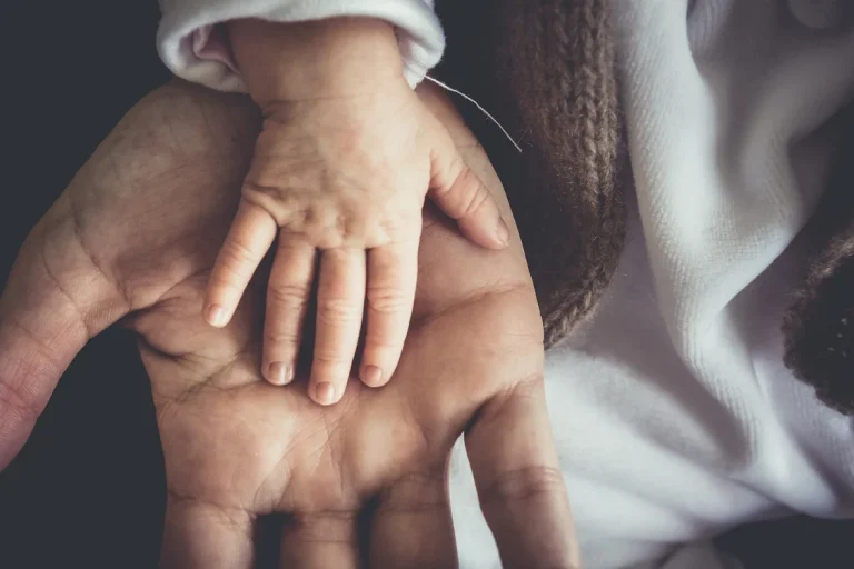 Un bebeluș din Scoția diagnosticat cu tumoare cerebrală după ce medicii au observat o infecție sub unghie