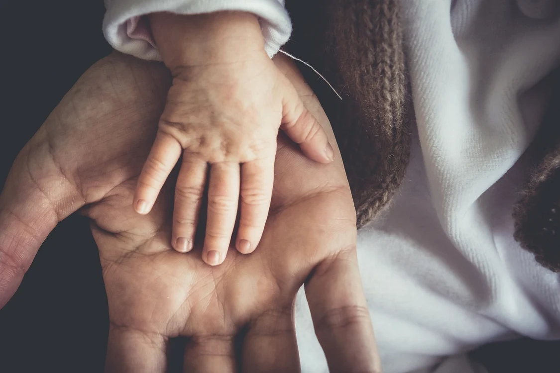 Un bebeluș din Scoția diagnosticat cu tumoare cerebrală după ce medicii au observat o infecție sub unghie