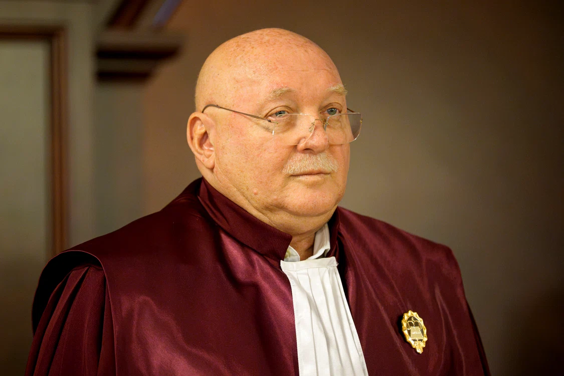 Scandal după zborul privat spre Mykonos: PNL cere anchetă la CCR după listarea celor 13 pasageri