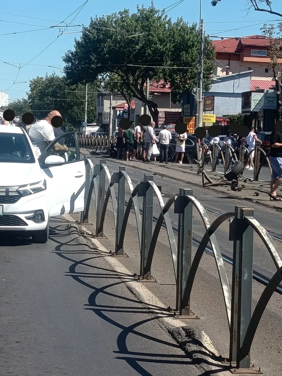 Accident pe Șoseaua Colentina: o mașină a lovit gardurile de protecție ale tramvaiului; linia 21 parțial blocată