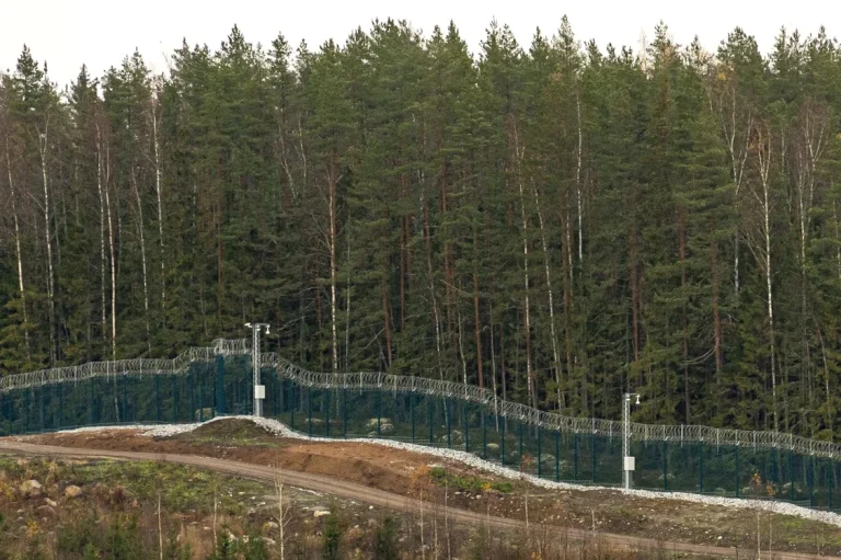 Finlanda a finalizat un gard de 200 km la frontiera cu Rusia, din cauza schimbării situației de securitate