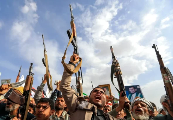 Houthi au lansat rachete și drone spre Arabia Saudită; instalații Aramco, printre ținte