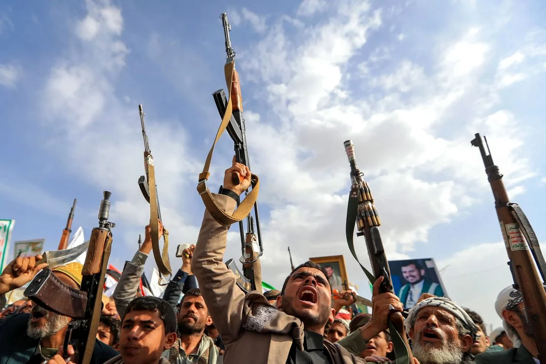Houthi au lansat rachete și drone spre Arabia Saudită; instalații Aramco, printre ținte