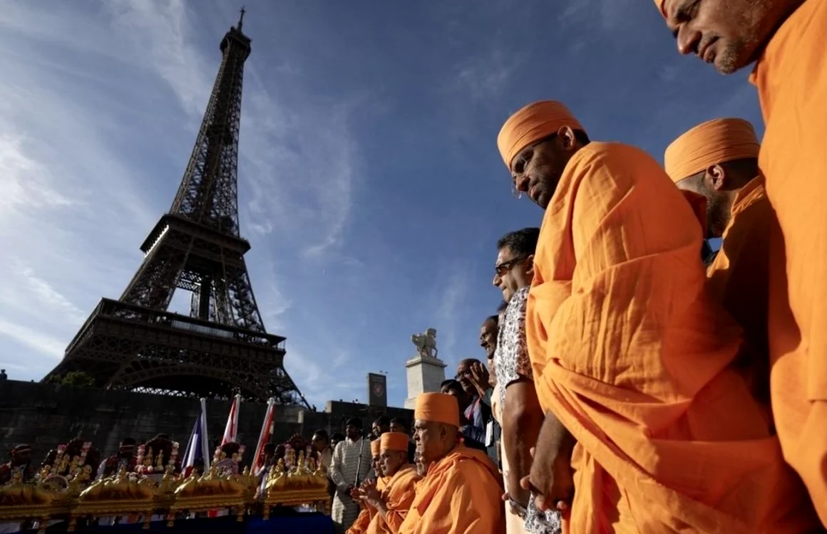 Turnul Eiffel, închis după un incident: angajate relocate la cererea unei delegații BAPS, declanșând o grevă