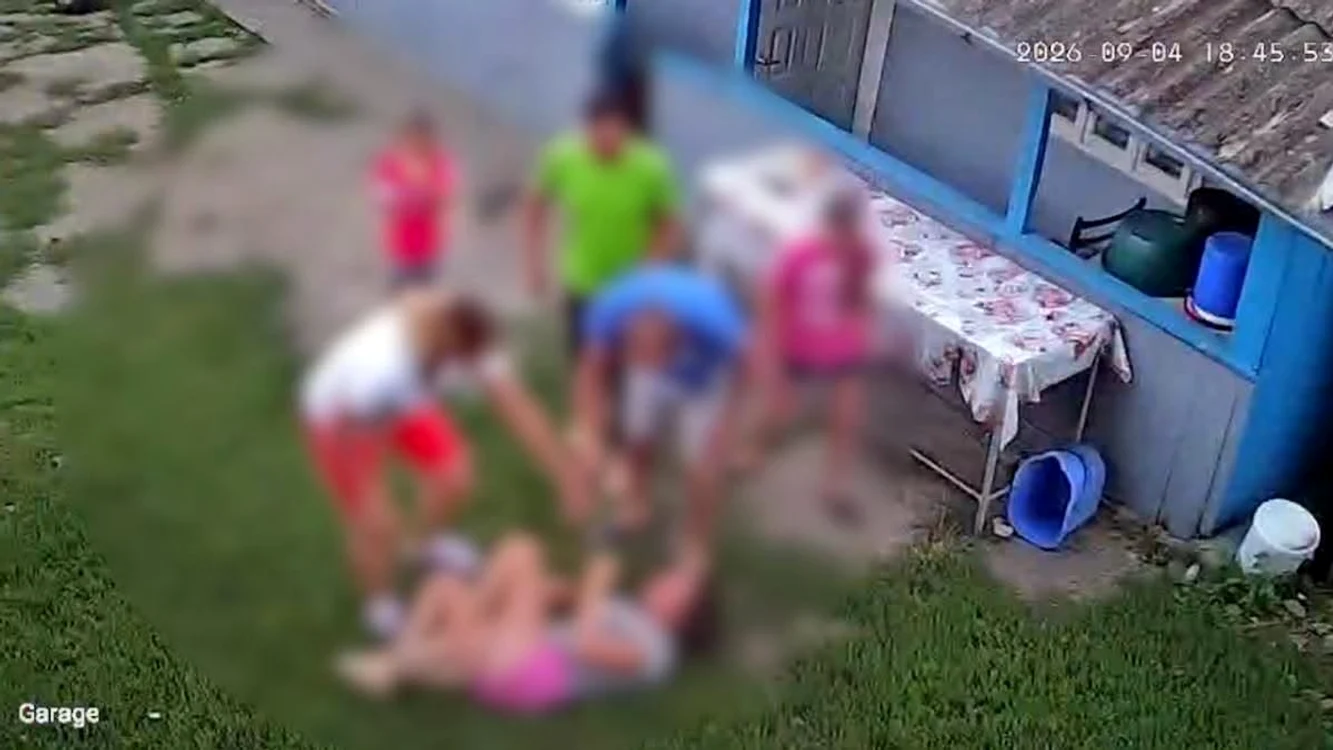 Adolescentă de 14 ani bătută în curtea casei; tatăl a lovit-o ulterior, justificând că e „o lecție de viață”