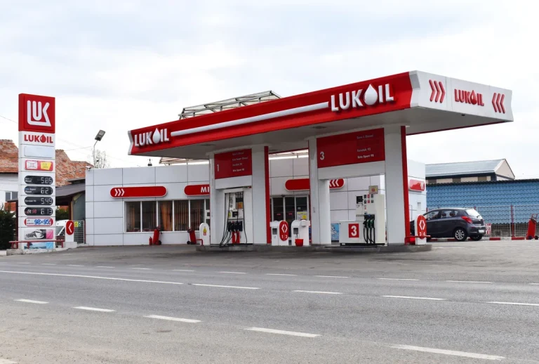 Motorina s-a ieftinit cu doar 17 bani la pompă, deși reducerea accizei ar fi putut aduce ~85 de bani/litru