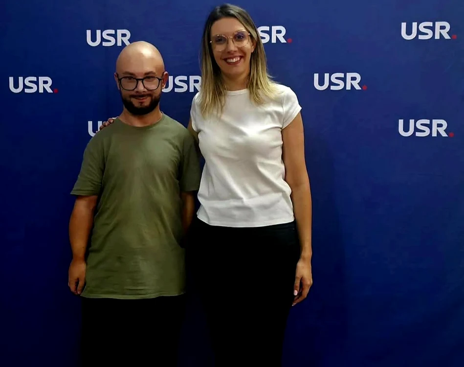 Un tânăr supraviețuitor al cancerului, ironizat după o fotografie cu ministrul Diana Buzoianu. Reacția ministrei