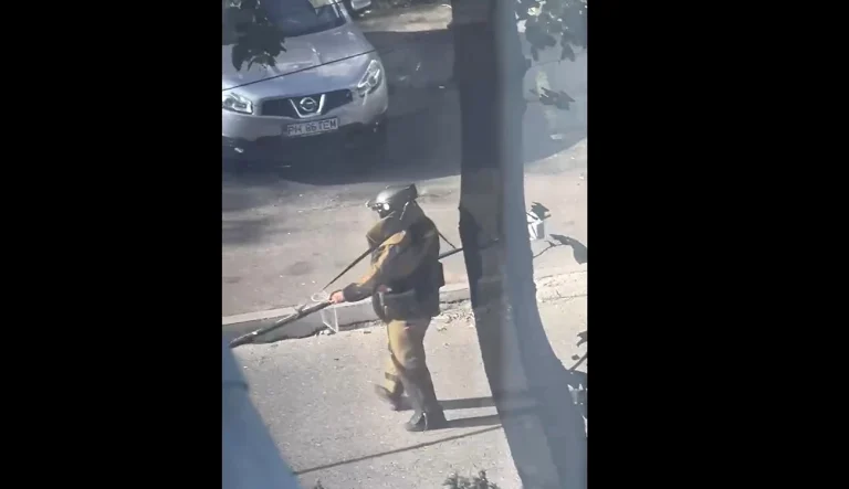 Alertă la Ploiești: Brigada Antitero a SRI a intervenit după descoperirea unui obiect suspect în grădina unui bloc