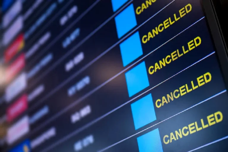 Haos pe aeroporturile britanice: sute de zboruri anulate după defecțiunea sistemului de control aerian