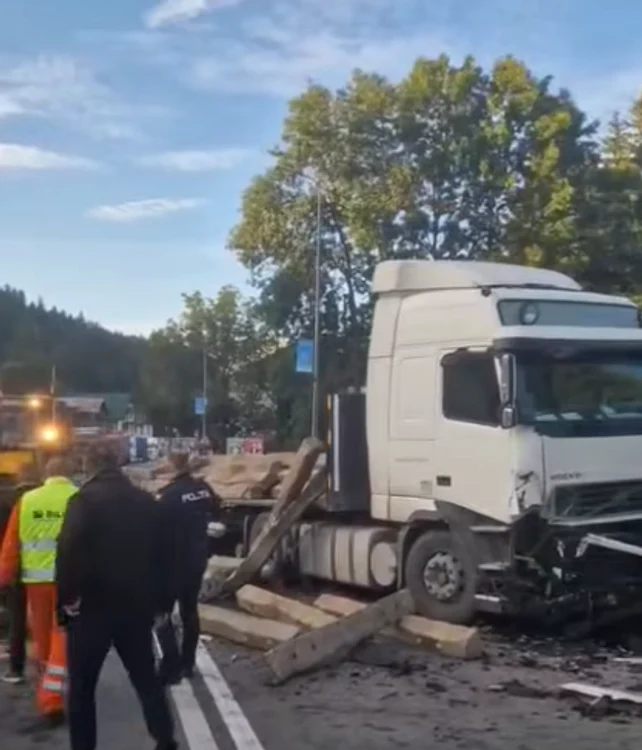 Trafic blocat pe DN1 în centrul Predealului după un accident cu un camion încărcat cu traverse
