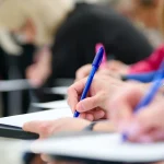 Majoritate covârșitoare pentru teste antidrog și camere în clase; opinia românilor despre starea școlilor, împărțită