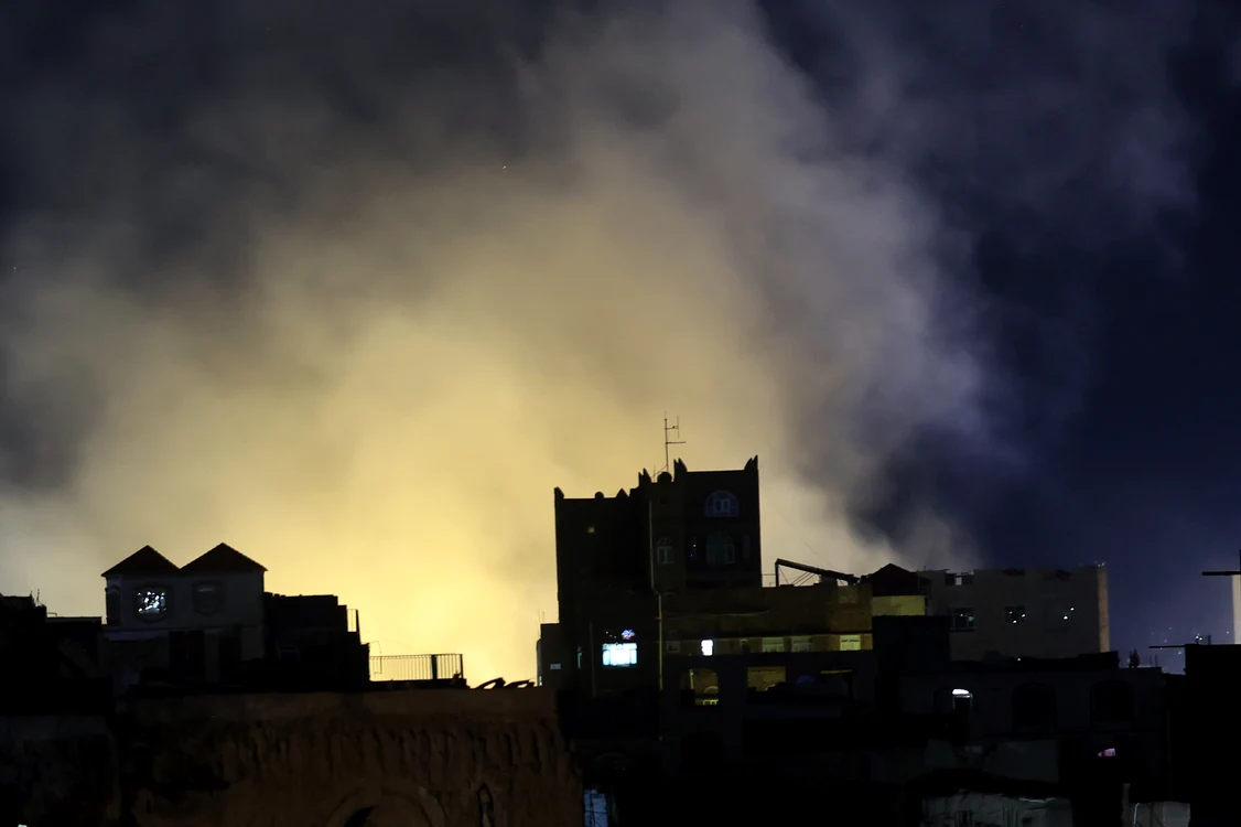 Houthi lovesc instalații energetice din sudul Arabiei Saudite; Riadul anunță represalii
