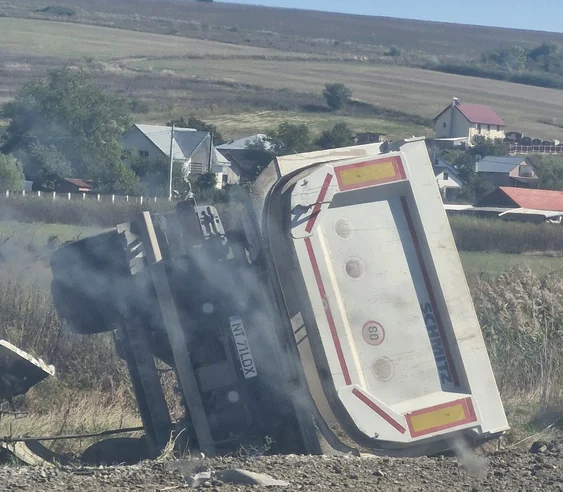 Un camion s-a răsturnat peste un autoturism la Lețcani, Iași: o persoană a murit, alta este inconștientă