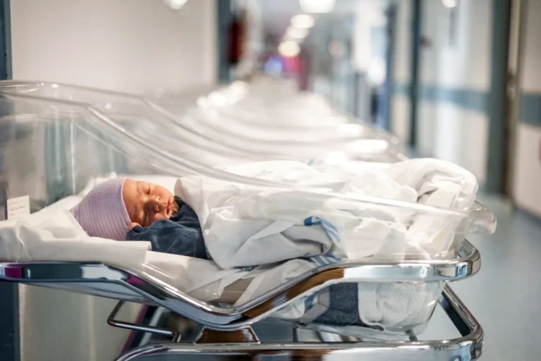 Nisyros oferă până la 3.000 de euro pentru fiecare copil nou-născut pe insulă