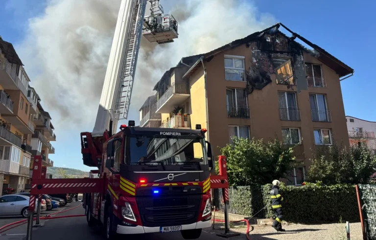 Incendiu la un bloc din Florești: mai multe apartamente cuprinse de flăcări; focul s-a extins la acoperiș
