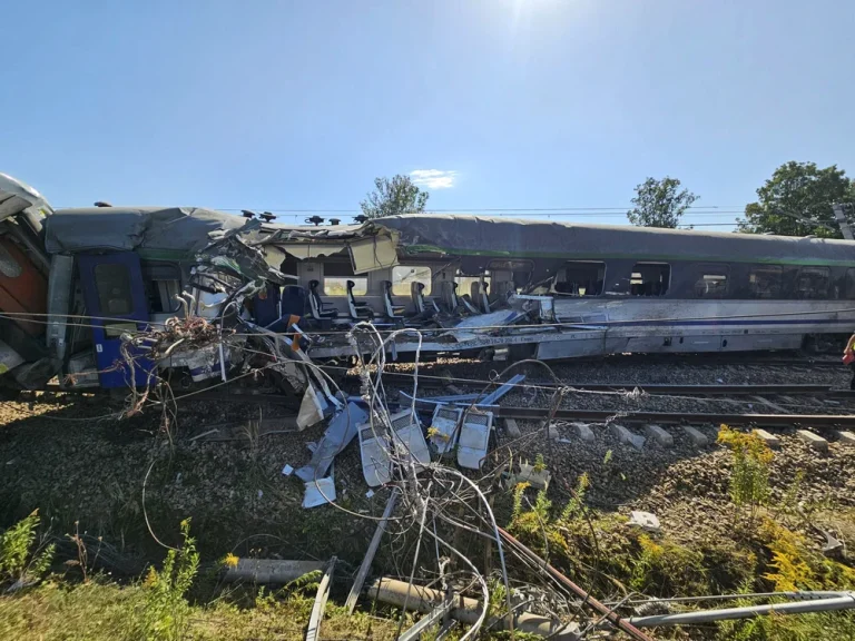 Accident feroviar în Polonia: tren cu ~95 de pasageri a deraiat după coliziunea cu un camion
